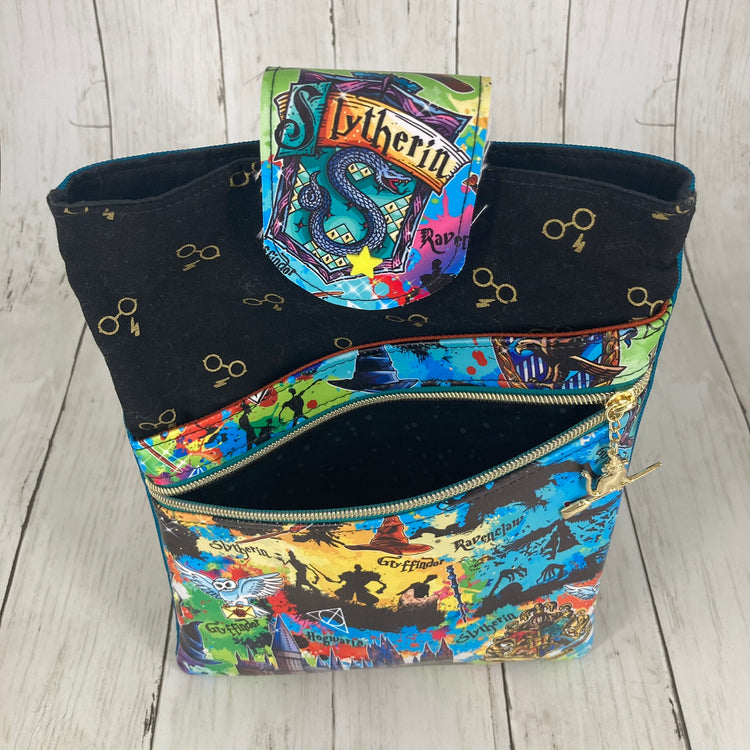 Book Sleeve With Pockets ("Harry Potter" Houses & Glasses)